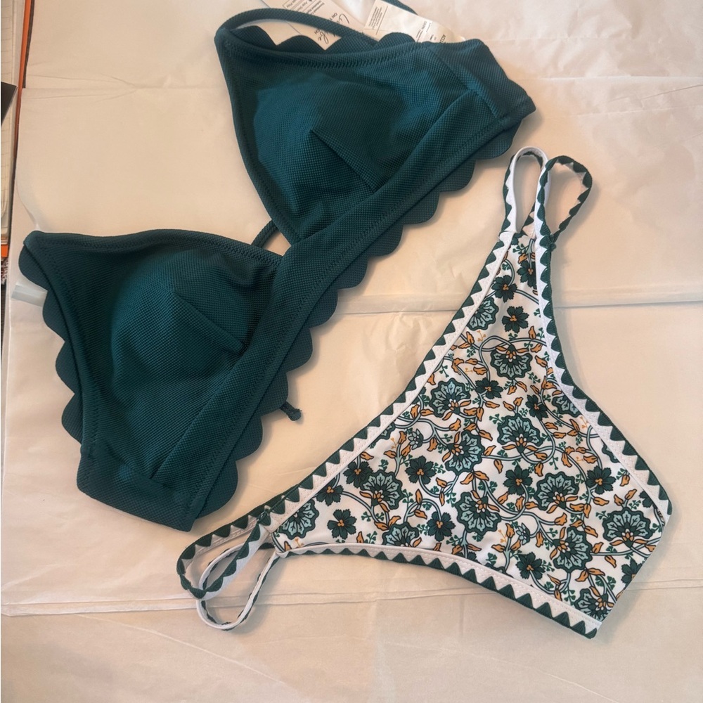 NWOT Women’s Green Scalloped Triangle Bikini Top with Floral Print Bottom